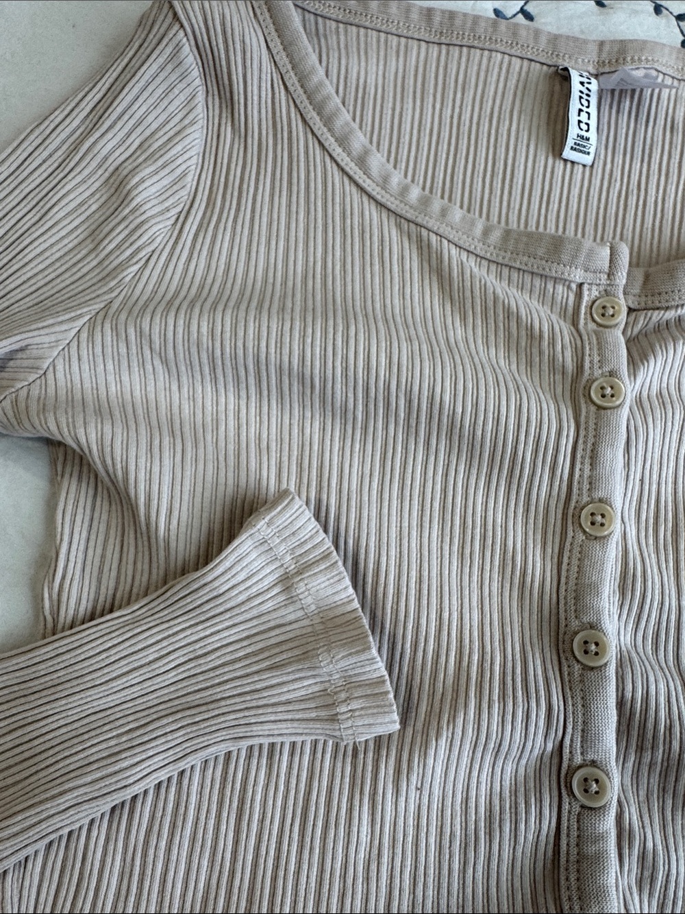 H&M Beige Ribbed Button-Front Long Sleeve Top - Picture 3 of 4